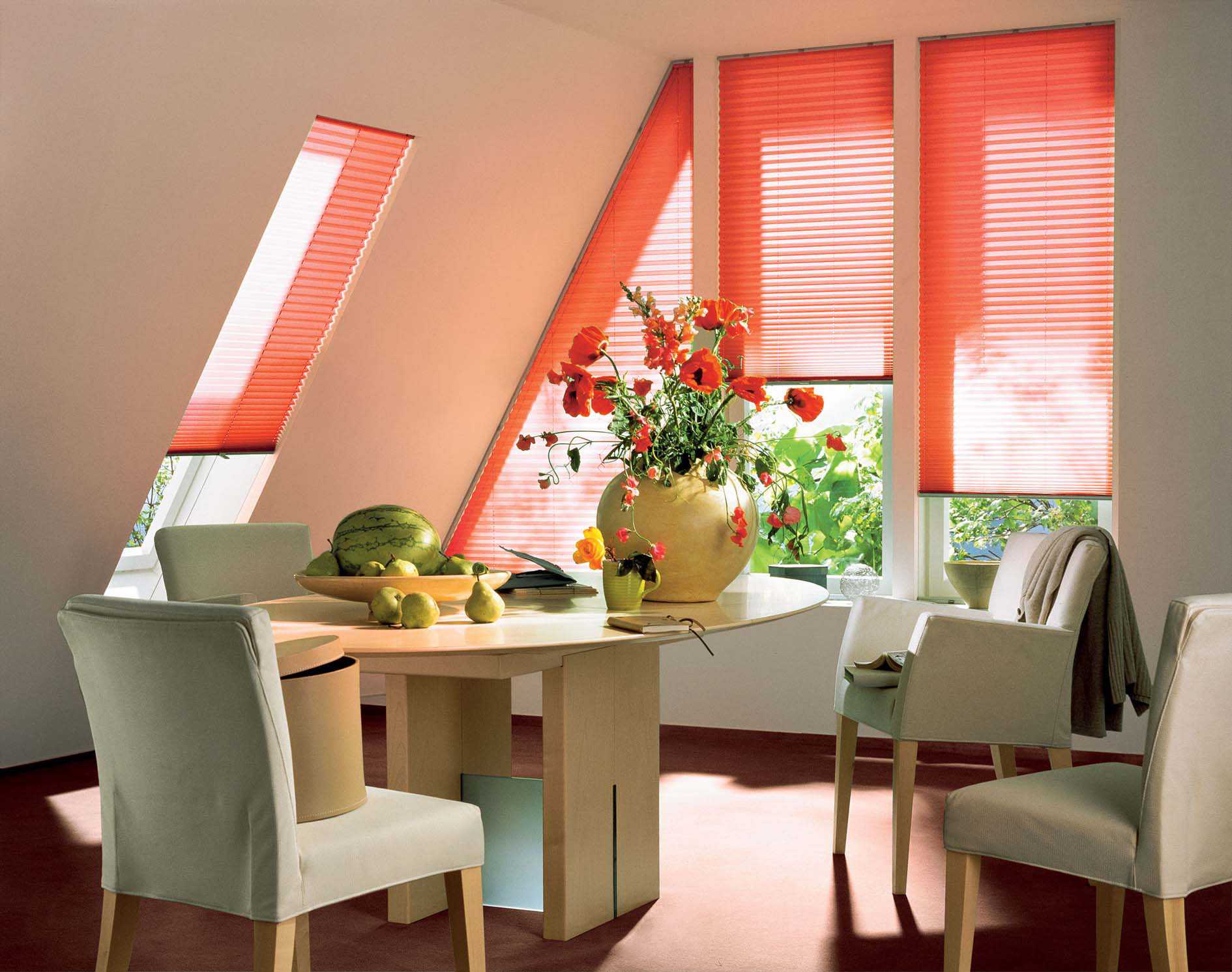 Рулонные шторы и жалюзи для треугольных окон: особенности и подбор