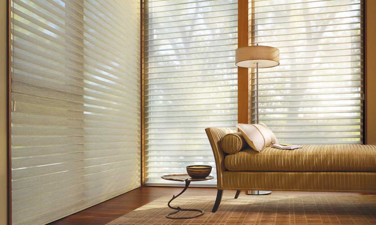 Рулонные шторы и жалюзи для угловых окон: особенности и подбор