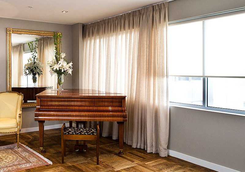 Рулонные шторы и жалюзи для классического стиля в интерьере